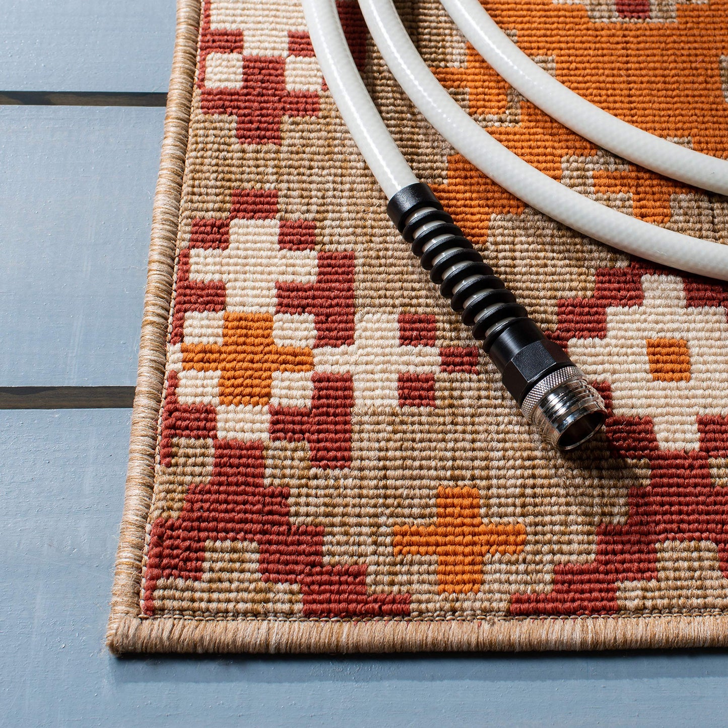 SAFAVIEH Washable Rug Outdoor Veranda Collection - 4' x 5'7", Red & Beige, Non-Shedding & Easy to Clean, Ideal for Patio, Backyard, Mudroom (VER097-0334)