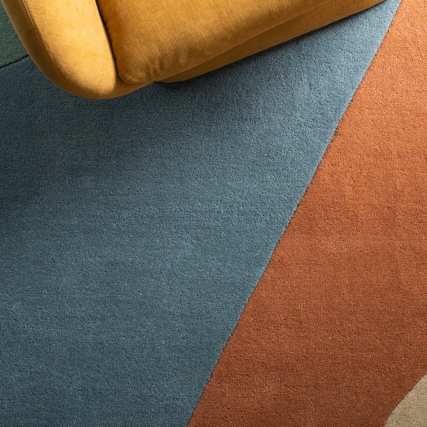 SAFAVIEH Rodeo Drive Collection Area Rug - 6' x 9', Gold, Handmade Mid-Century Modern Abstract Wool, Ideal for High Traffic Areas in Living Room, Bedroom (RD863A)