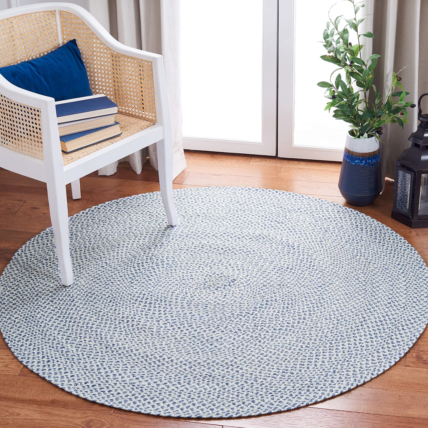SAFAVIEH Braided Collection 5' Round Blue/Ivory BRD801M Handmade Country Cottage Reversible Area Rug