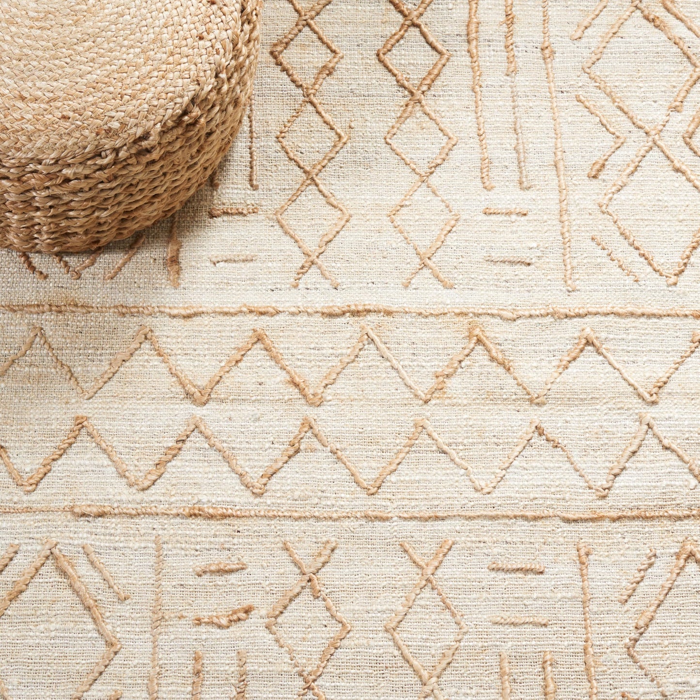 SAFAVIEH Natural Fiber Collection Area Rug - 5' x 8', Natural & Beige, Handmade Boho Fringe Jute, Ideal for High Traffic Areas in Living Room, Bedroom (NFB409A)