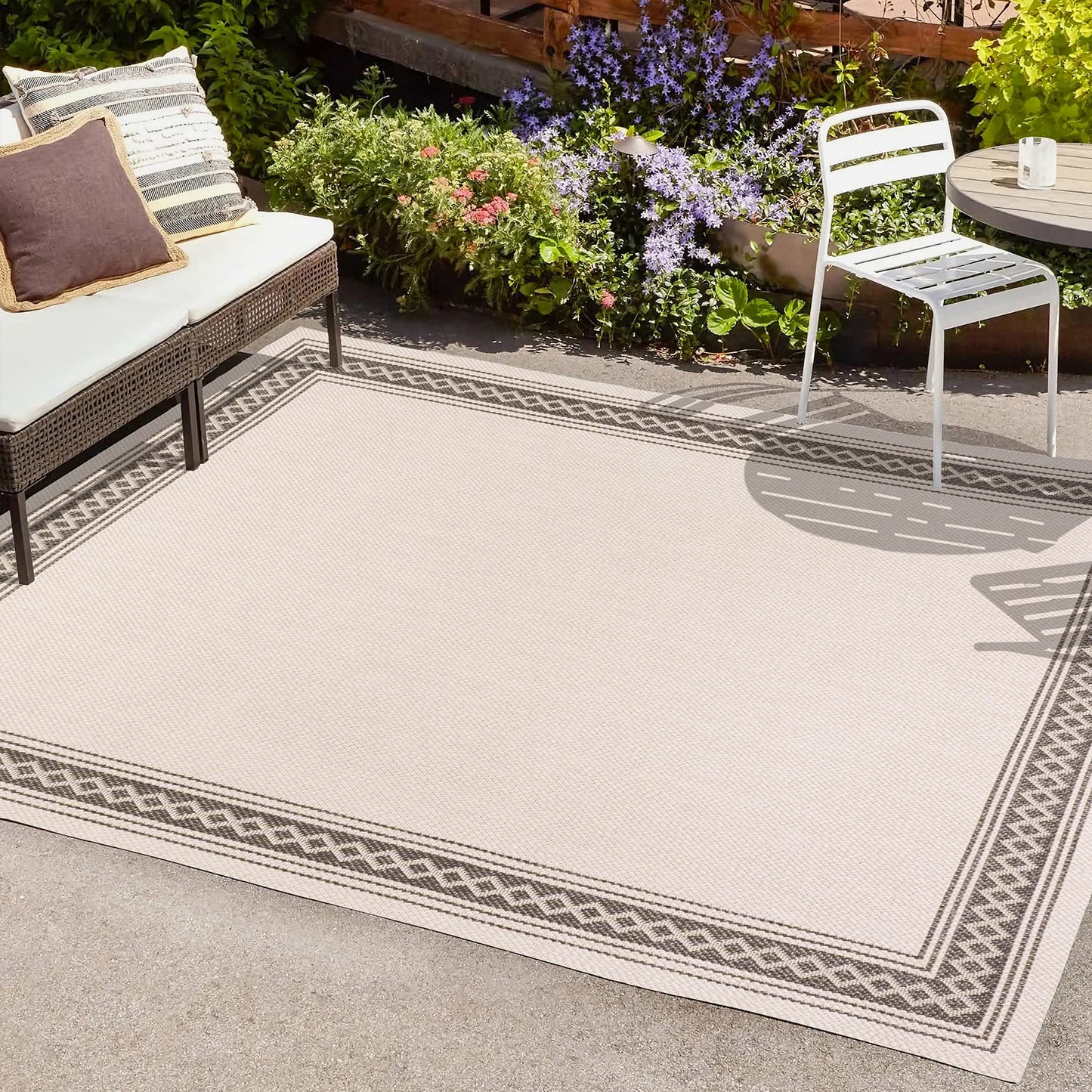 JONATHAN Y Diamond Border Indoor Outdoor Area Rug 4X6 Cream/Black, Lucia Classic for Backyard, Patio, Porch, Easy-Cleaning, High Traffic, Pet-Friendly, Non-Shedding (SMB207B-4)