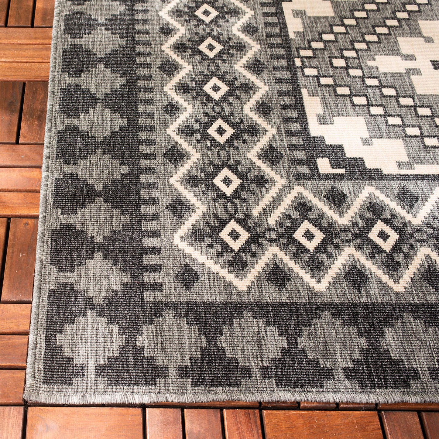 SAFAVIEH Washable Rug Outdoor Veranda Collection - 2'7" x 5', Ivory & Charcoal, Non-Shedding & Easy to Clean, Ideal for Patio, Backyard, Mudroom (VER099-3435)