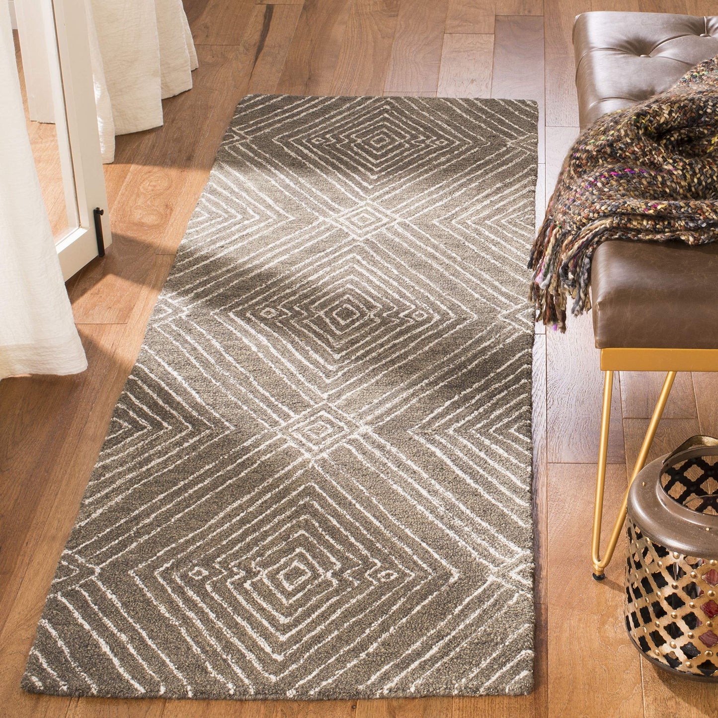 SAFAVIEH Micro-Loop Collection Accent Rug - 2'6" x 4', Dark Grey & Ivory, Handmade Wool, Ideal for High Traffic Areas in Entryway, Living Room, Bedroom (MLP608F)
