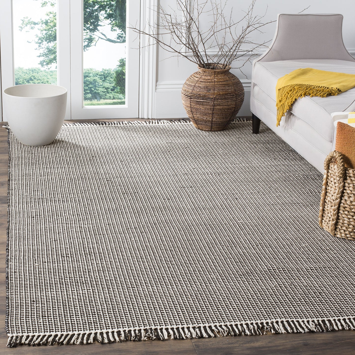 SAFAVIEH Montauk Collection Area Rug - 6' x 9', Ivory & Black, Handmade Flat Weave Boho Farmhouse Cotton Tassel Fringe, Ideal for High Traffic Areas in Living Room, Bedroom (MTK340D)