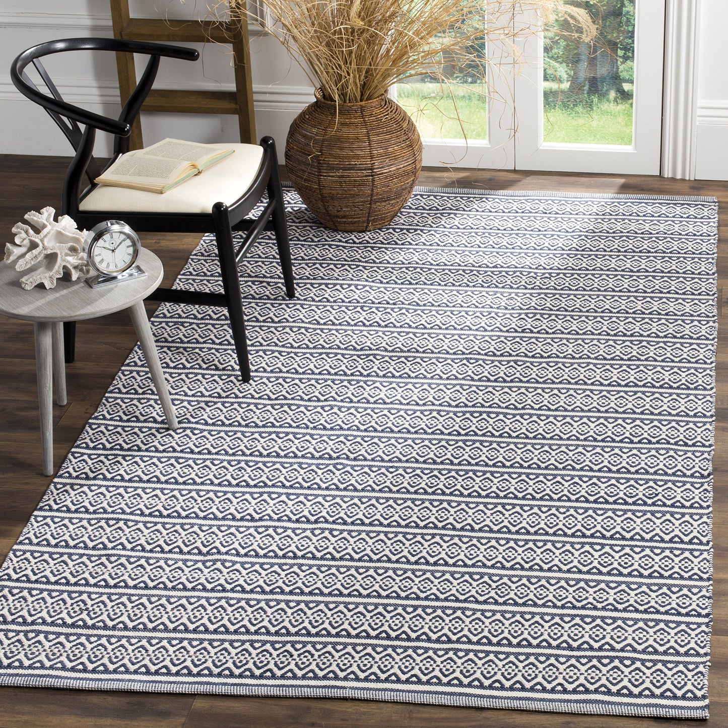 SAFAVIEH Montauk Collection Accent Rug - 3' x 5', Ivory & Navy, Handmade Flat Weave Boho Farmhouse Cotton, Ideal for High Traffic Areas in Entryway, Living Room, Bedroom (MTK341B)